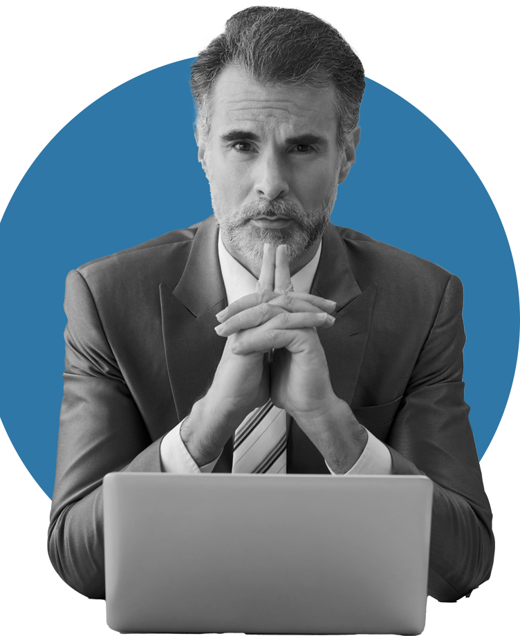 Человек, сидящий за компьютером